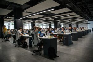 Offenes Großraumbüro mit Arbeitsplätzen