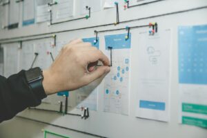 Haftnotizen an einer Wand während eines Workshops