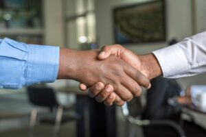 Zwei Personen geben sich die Hand