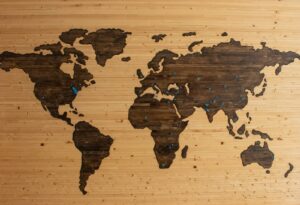Weltkarte aus Holz an einer Wand