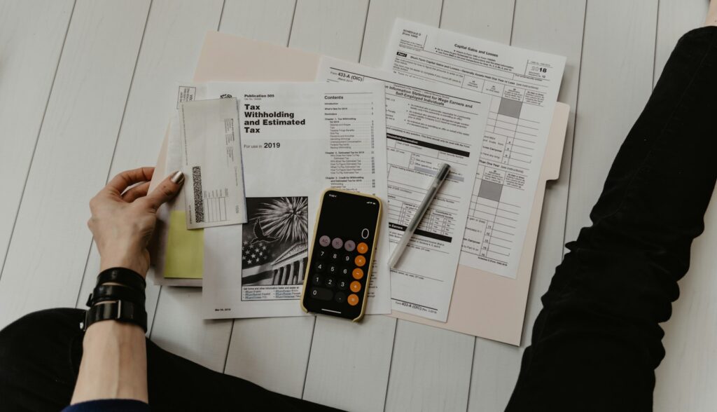 Taschenrechner und Finanzunterlagen auf dem Schreibtisch