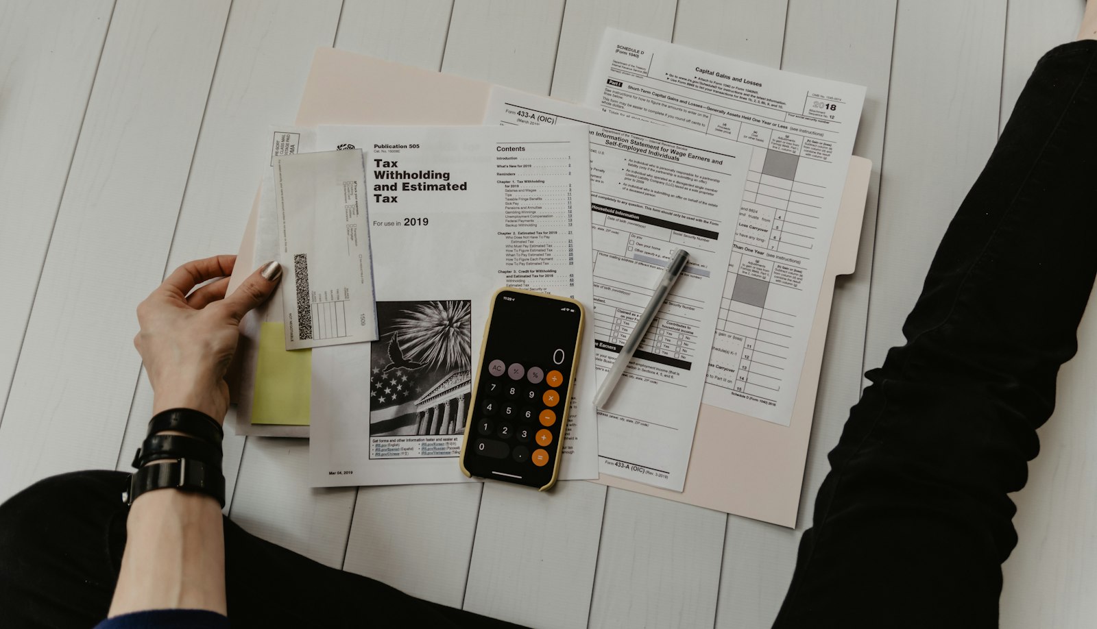 Taschenrechner und Finanzunterlagen auf dem Schreibtisch