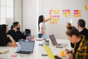 Team plant mit Haftnotizen an einer Glaswand