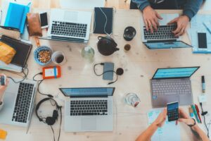 Menschen arbeiten gemeinsam an Laptops