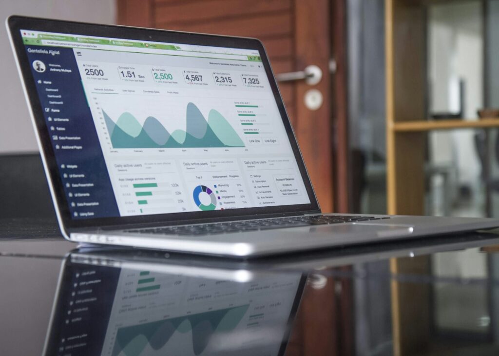 Laptop mit Diagrammen und Kennzahlen