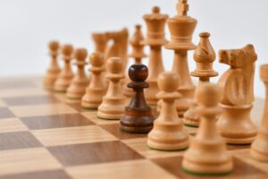 Schachfiguren auf einem Holzbrett