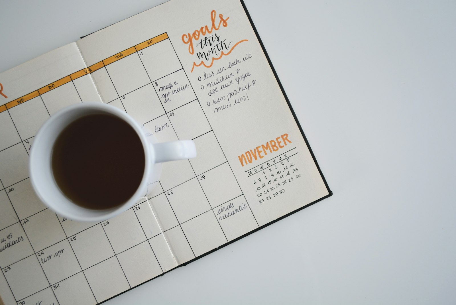 Kalender und Kaffeetasse auf einem Tisch
